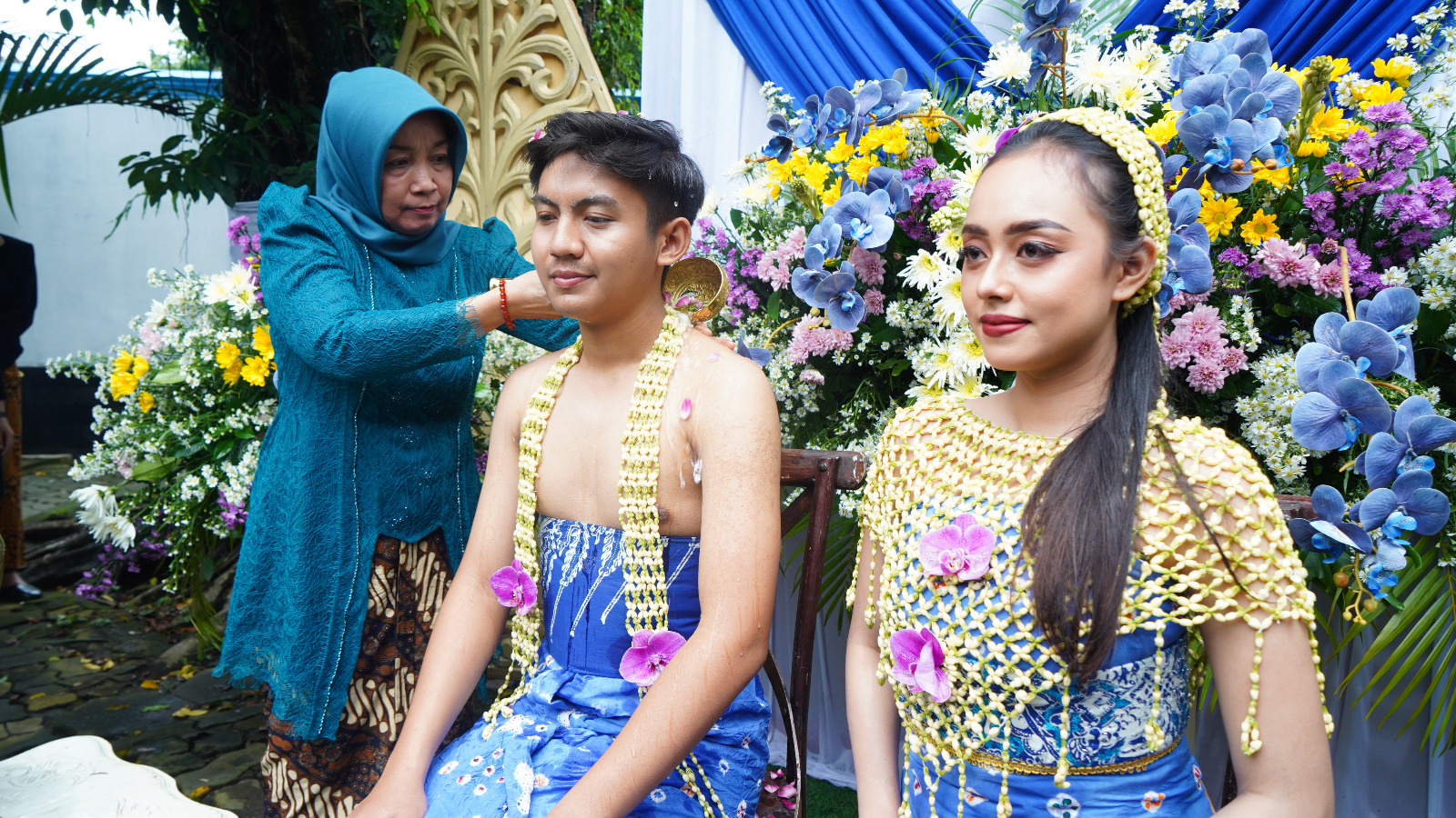 Duta Wisata Boyolali Ikut Tradisi Padusan di Umbul Tirtomarto