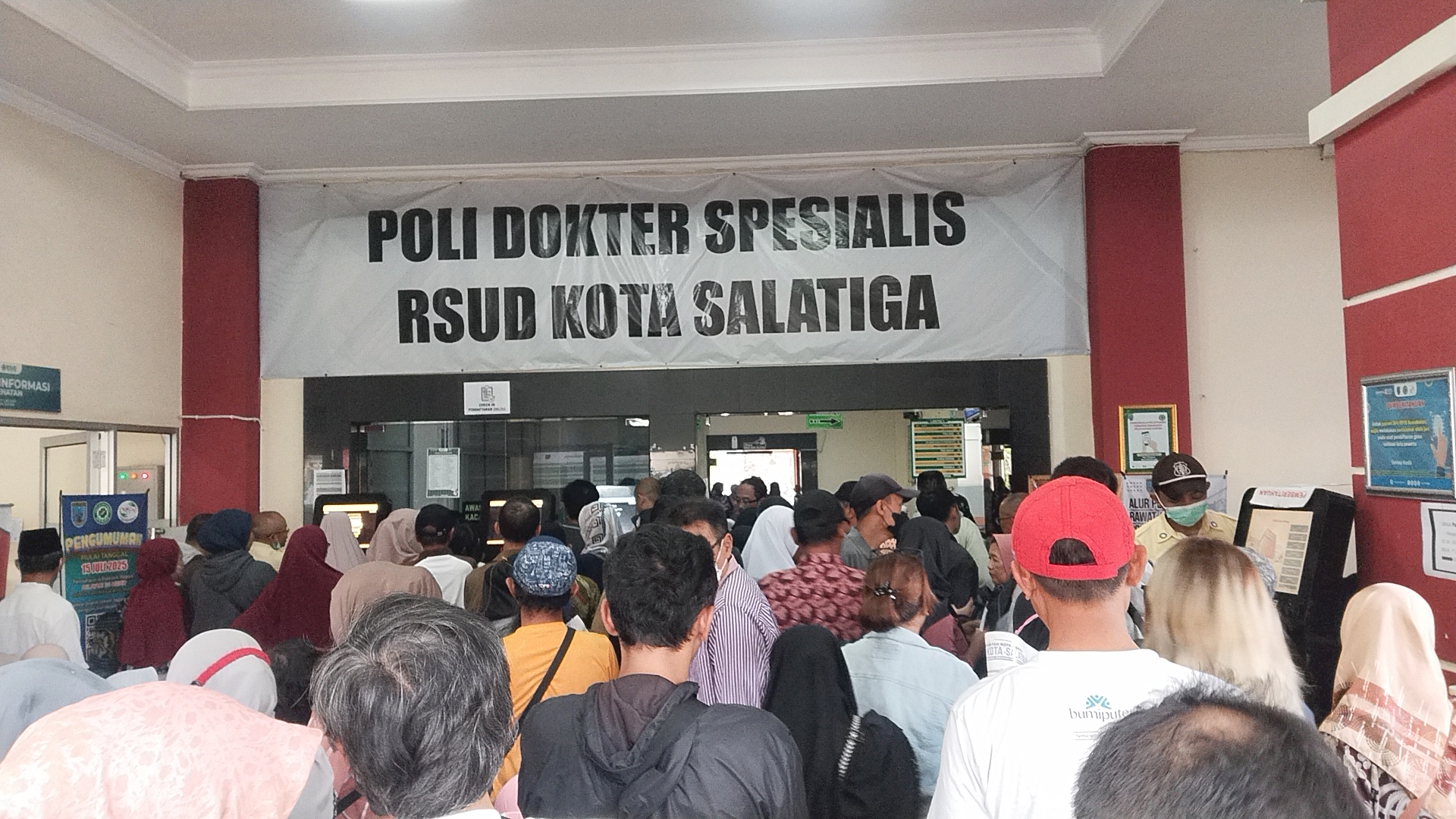 Servers BPJS Kesehatan Down, Antrean di Ruang Poli RSUD Salatiga Membludak