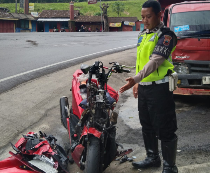 Melambung di Tikungan, Pengendara Motor Plat K Tabrak Truk Hingga Tewas Ditempat