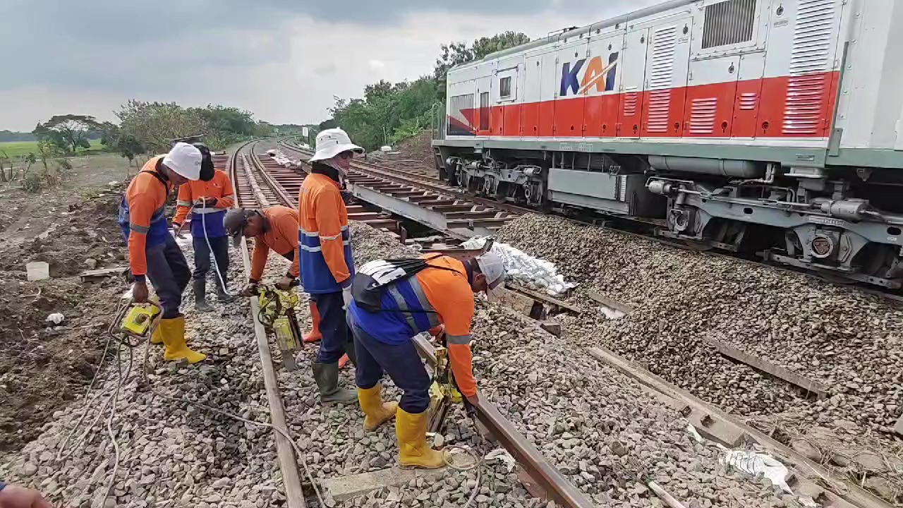 Selesai Diperbaiki, Dua Jalur Rel di Grobogan Sudah Dapat Dilalui Kereta, Perjalanan Kembali Normal