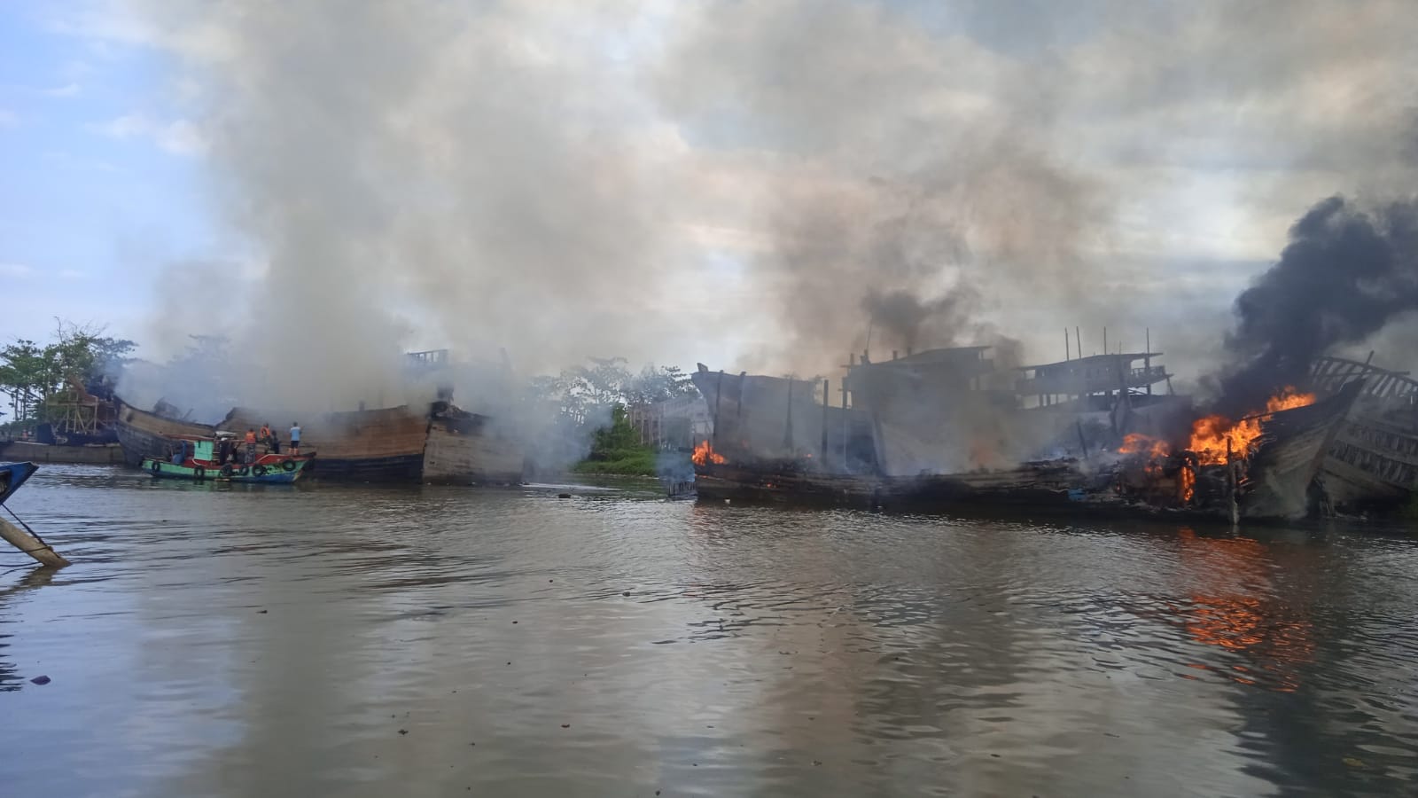 Geger, Tiga Kapal Terbakar di TPI Batang Saat Salat Jumat