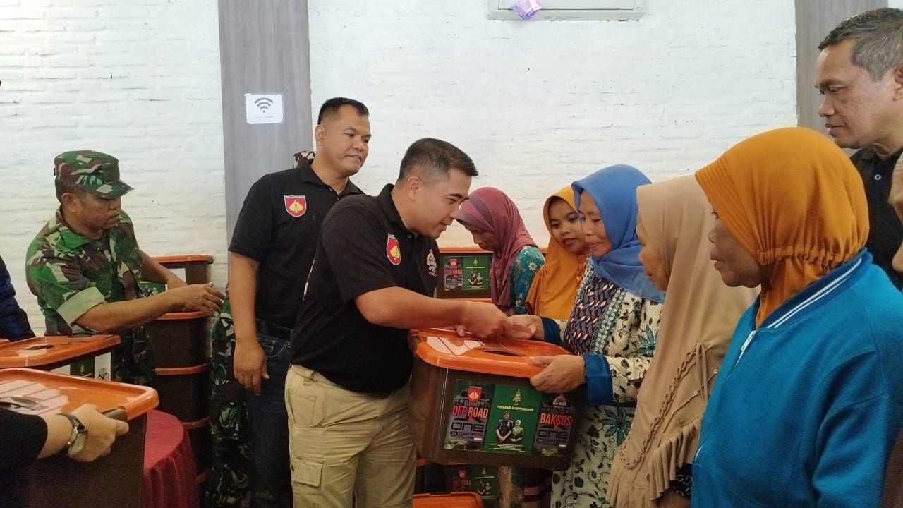 Pangdam IV Diponegoro Bagi-bagi Sembako di Guci Kabupaten Tegal 