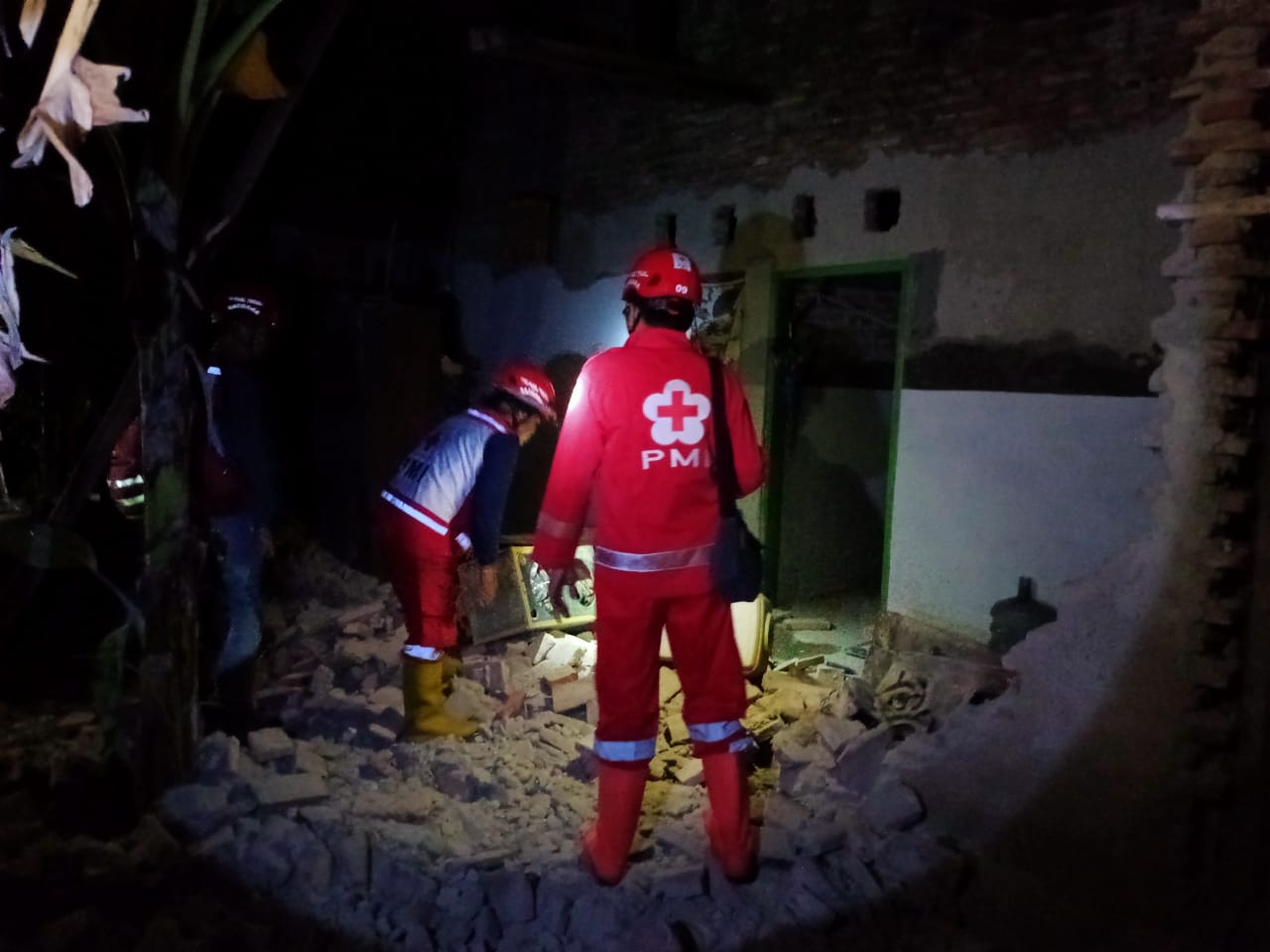 Rumah Roboh, Dua Anak di Kabupaten Tegal Tertimpa Reruntuhan Material