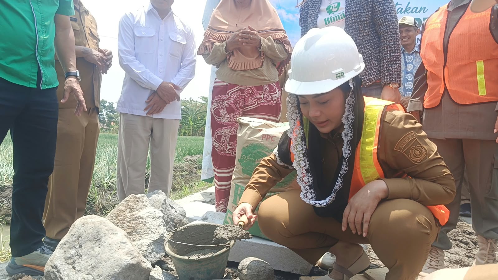 Tangis Haru Rasti di Pelukan Bupati Paramitha, saat Dibangunkan Rumah Bantuan  