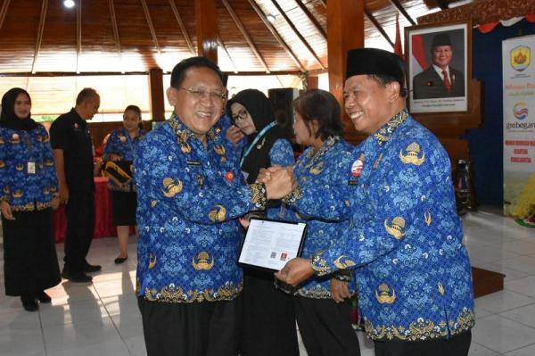 Pemkab Grobogan Serahkan SK Pensiun kepada 74 PNS, Ini Pesan Wabup Sugeng