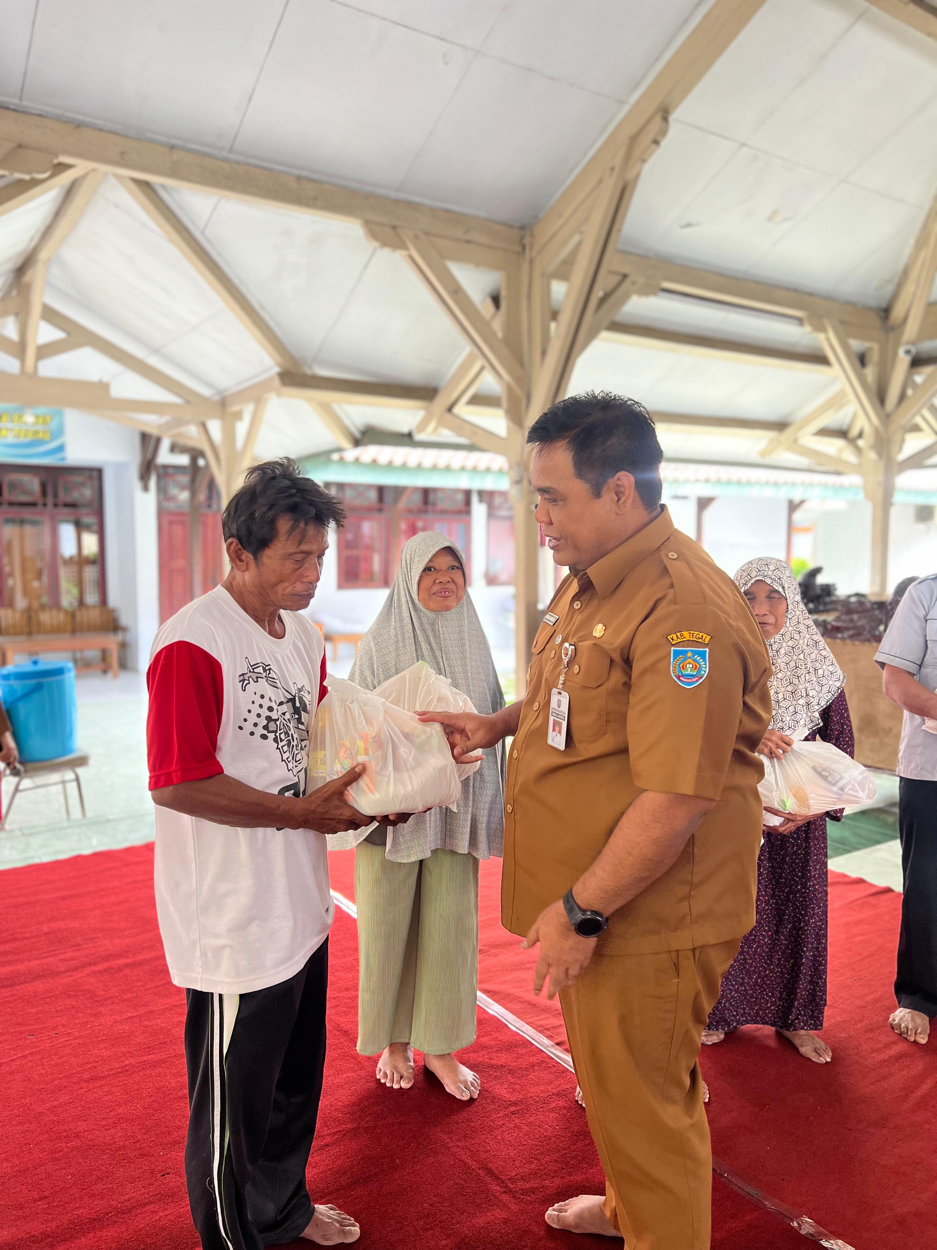 Ekonomi Belum Stabil, Wabup Tegal Kholid Berbagi Paket Sembako 