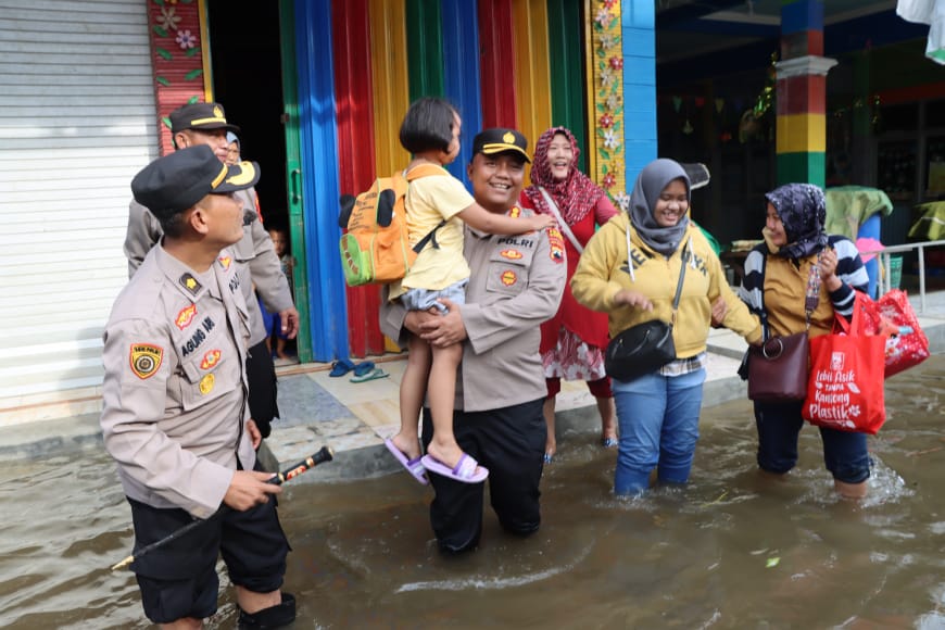 Banjir Rob Belum Surut, Kapolres Demak: Kami Siapkan Bantuan untuk Warga Desa Terdampak Banjir
