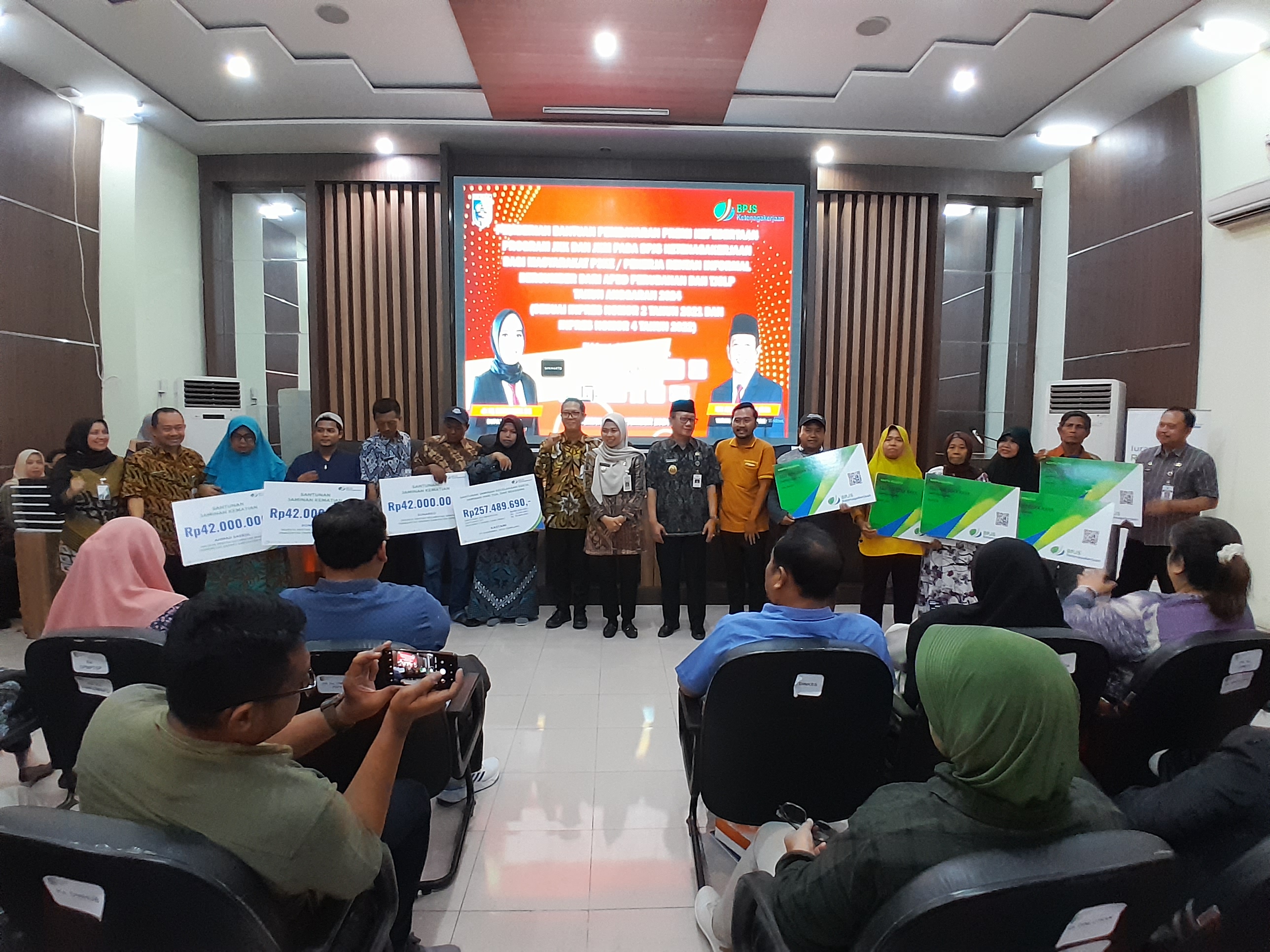 Bupati Demak Serahkan Pembayaran Premi Kepesertaan Program JKK dan JKM bagi Pekerja Rentan