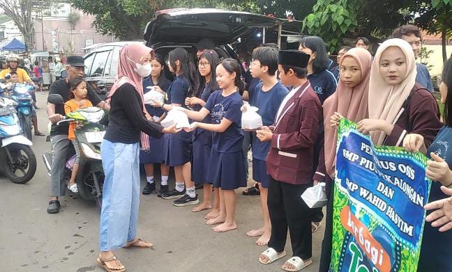 Tingkatkan Kerukunan Antarumat Beragama, SMP Pius dan SMP Wahid Hasyim Berkolaborasi Berbagi Takjil