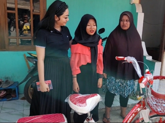 Semangati Anisa Maharani Tetap Sekolah, Shintya Sandra Kusuma Beri Sepeda Baru  