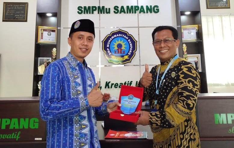 Kepala SMP Muhammadiyah 1 Adiwerna Kabupaten Tegal Berkunjung ke SMPMu Sampang Cilacap 