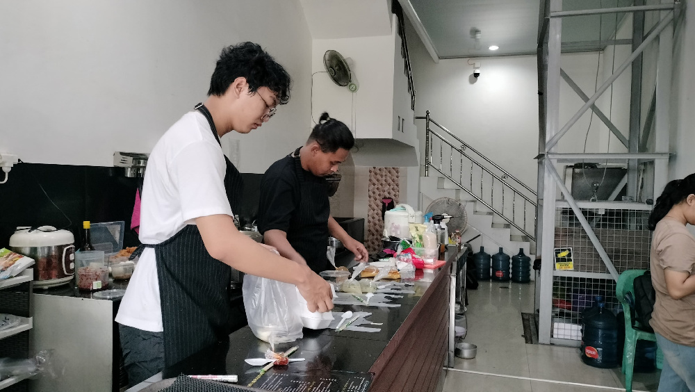 Pemilik Warung di Tembalang Sediakan Makan Gratis untuk Mahasiswa Sumatera Terdampak Banjir