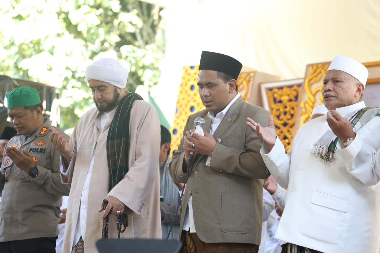 Hadiri Sholawatan Habib Syech, Gus Yasin Diminta Pimpin Doa
