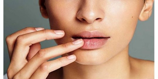 Tak Perlu Sulam Bibir, Begini Cara Mengatasi Bibir Hitam dengan Bahan-bahan Alami 