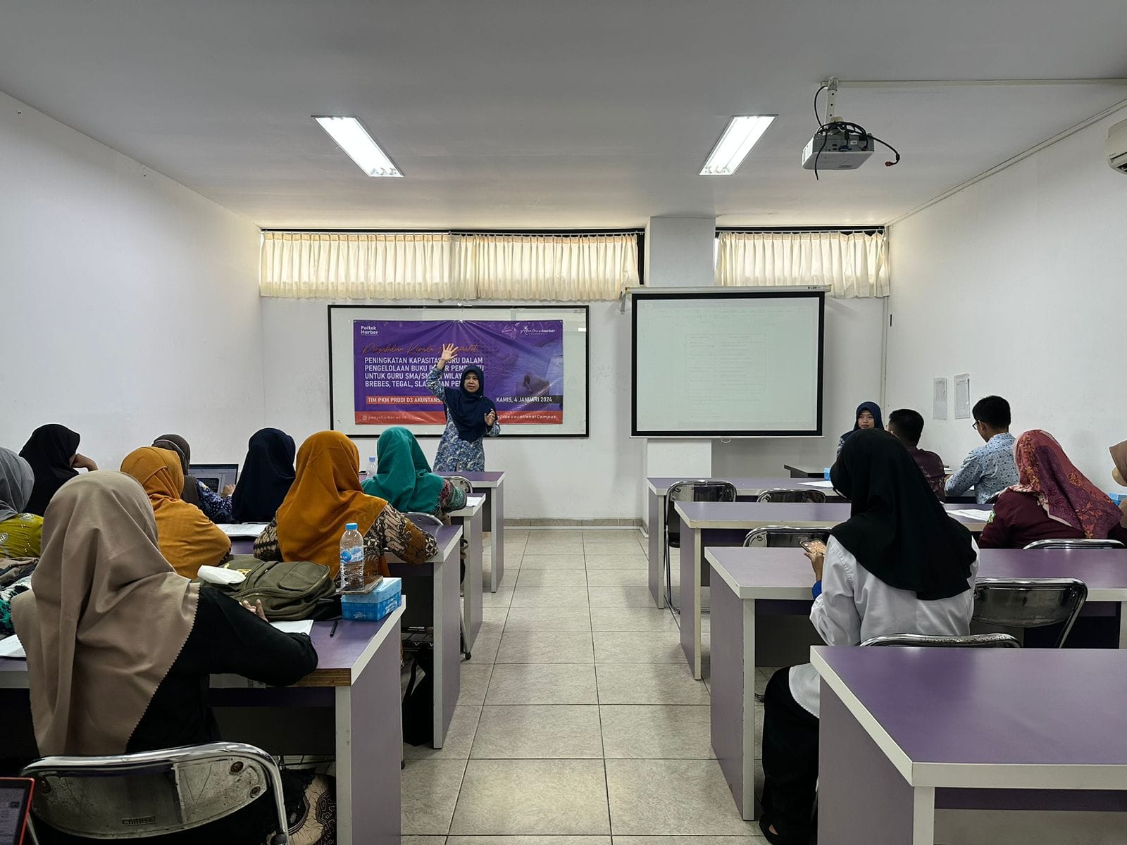 Poltek Harber Kota Tegal Bekali Materi Pengelolaan Buku Besar untuk Tingkatkan Kompetensi Guru Akutansi