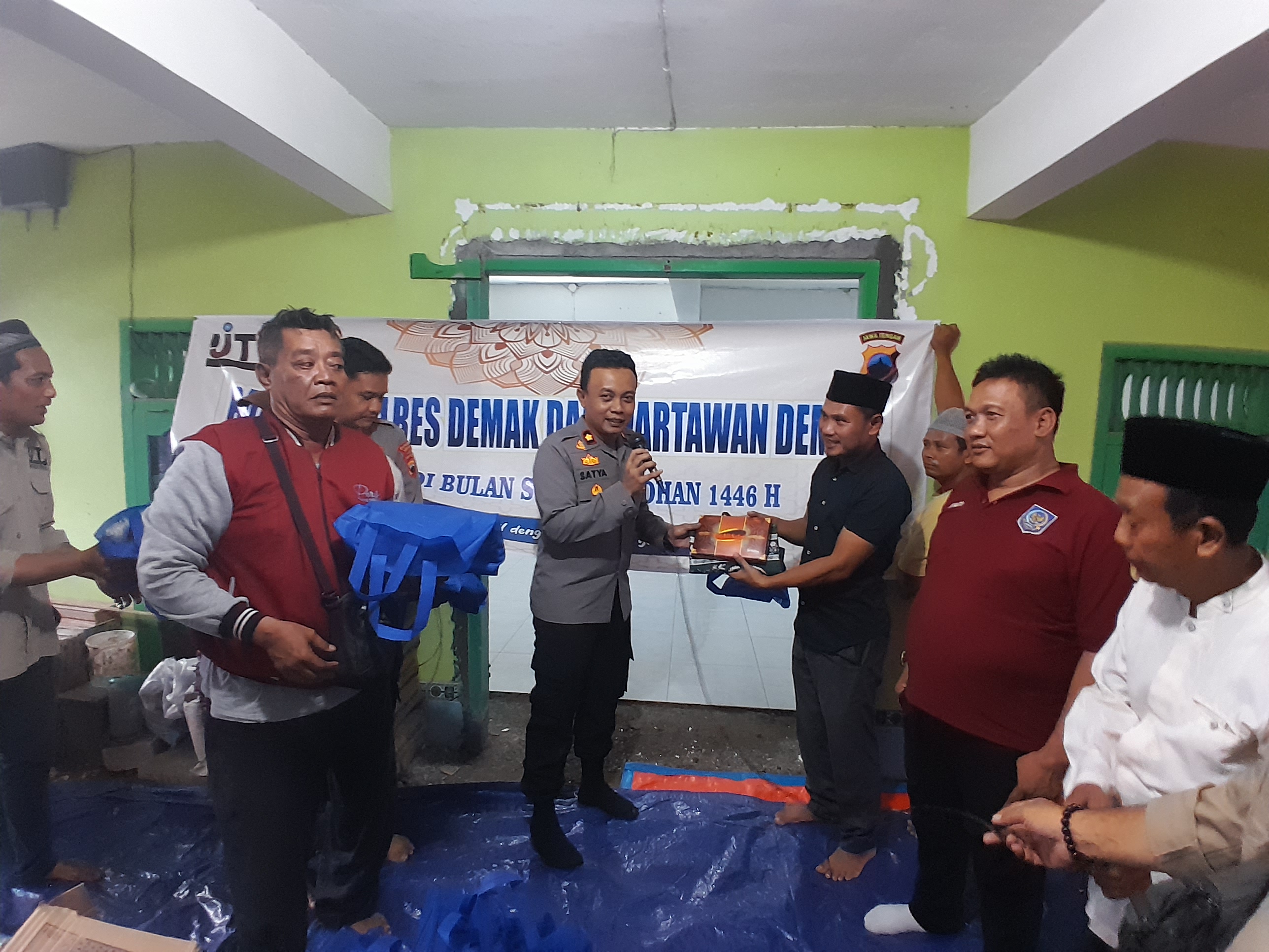 Wartawan dan Polres Demak Bagi Bansos dan Takjil untuk Warga Terdampak Rob