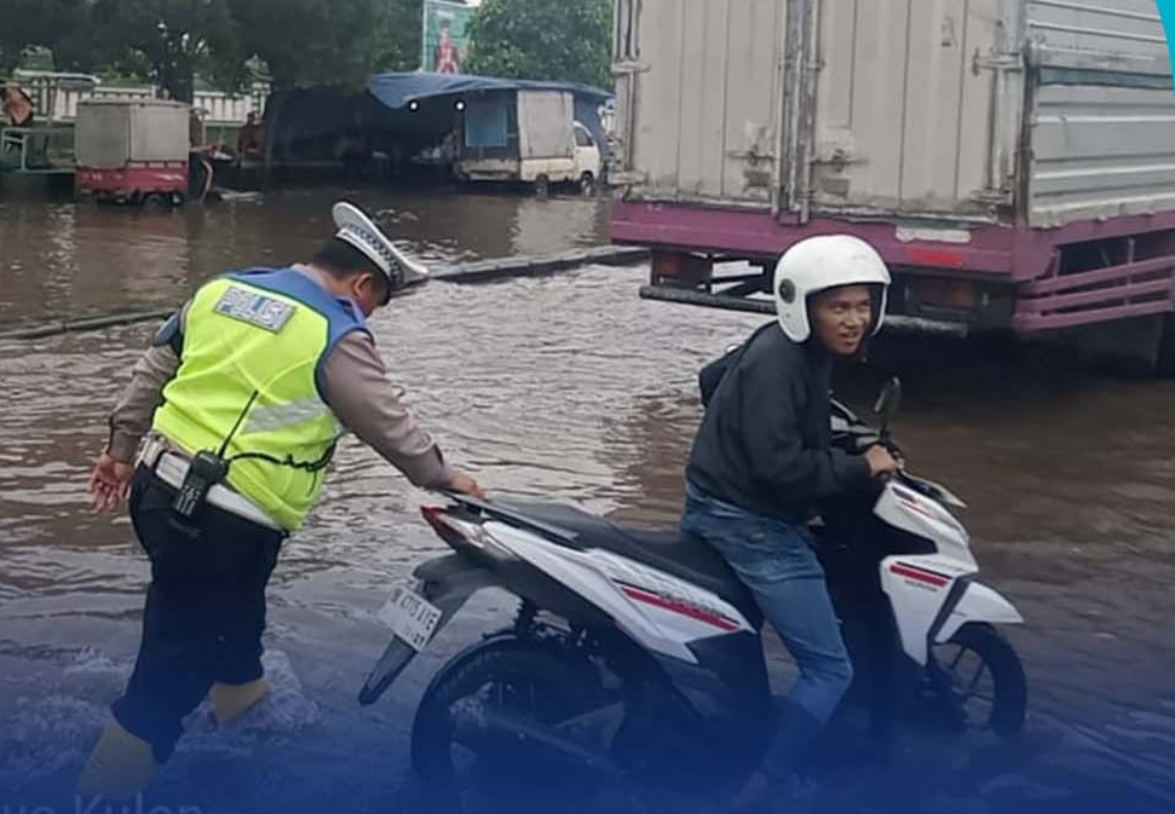 Polda Jateng Atur Lalu Lintas dan Bantu Warga Terjebak Banjir di Kaligawe