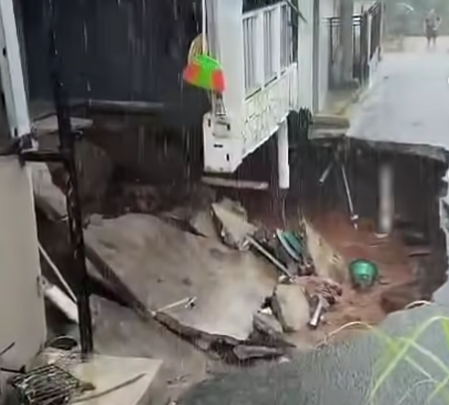 Intensitas Hujan Tinggi, Talud Jebol Berimbas Teras Rumah Warga Ambrol di Ungaran Timur