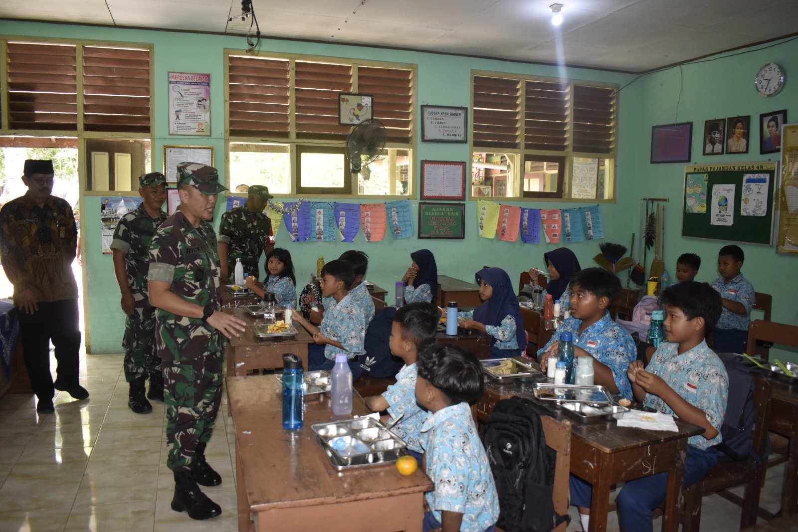 Uji Coba Makan Siang Gratis Mulai Dilakukan Kodim 0725/Sragen di SDN 3 Sragen