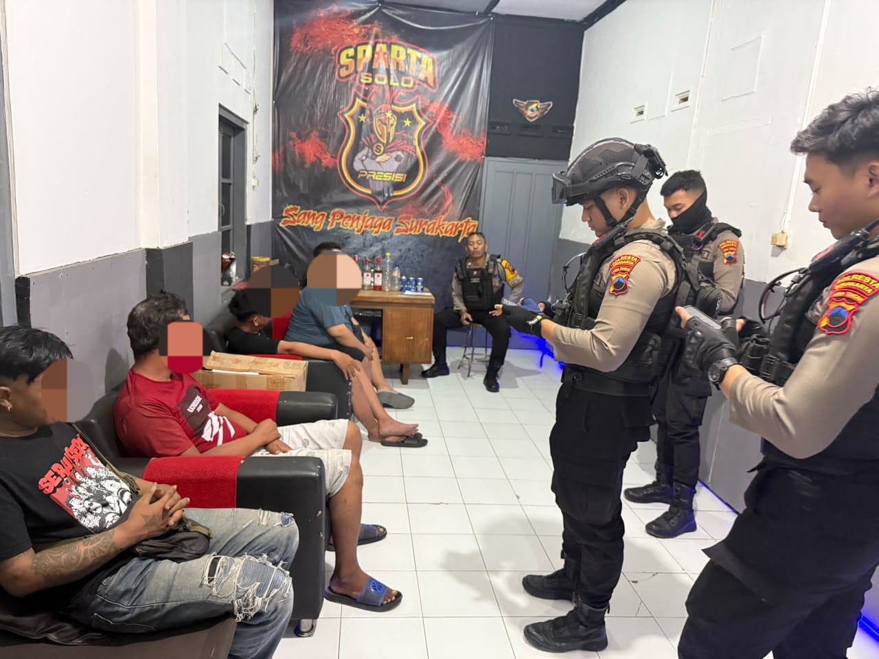 Empat Pemuda Diamankan Polisi Saat Pesta Miras di Gilingan