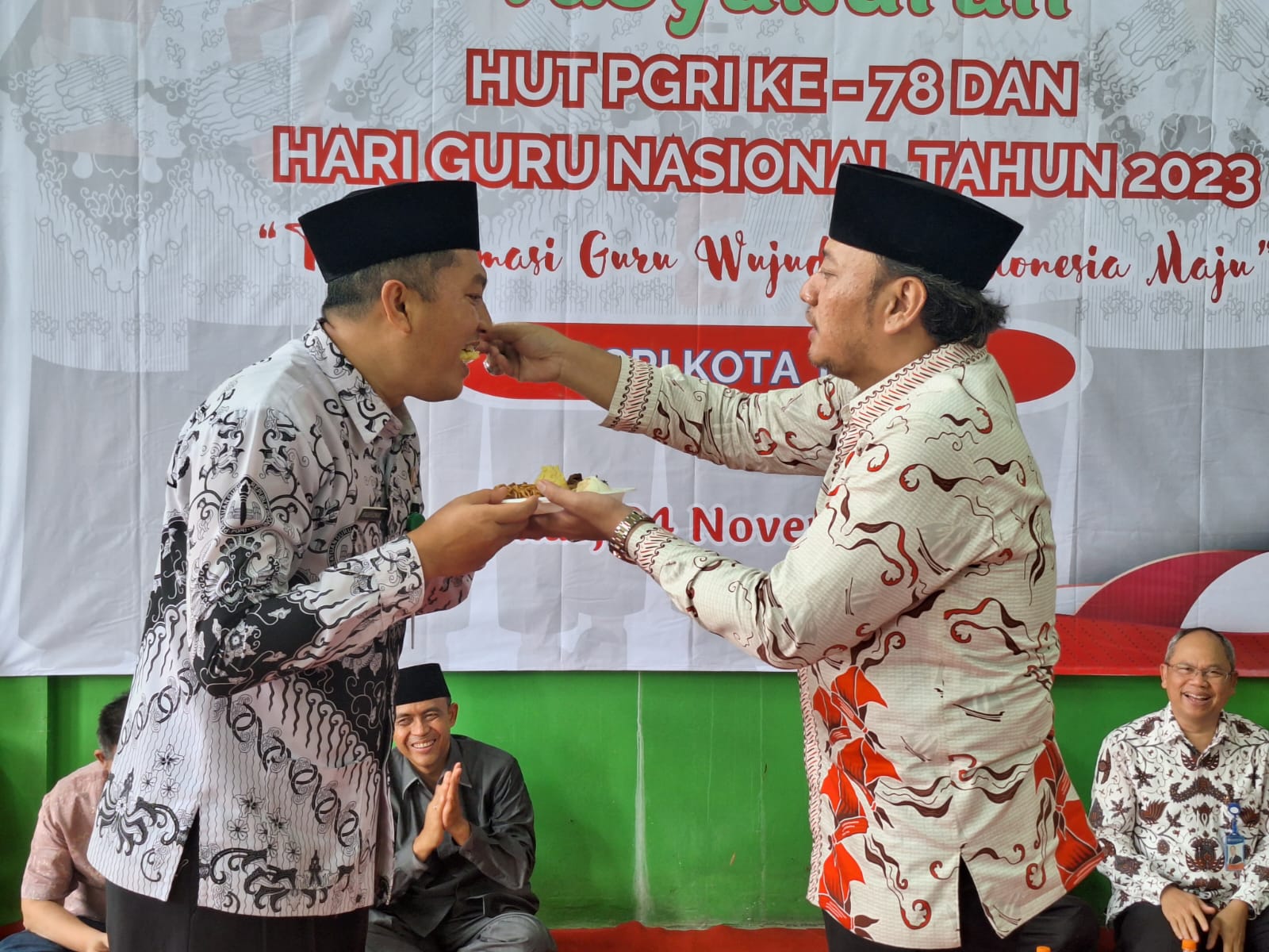 Tasyakuran Peringatan HUT ke-78  PGRI,  Wali Kota Tegal Dedy Yon Supriyono Suapi Ketua PGRI Kadarisman 