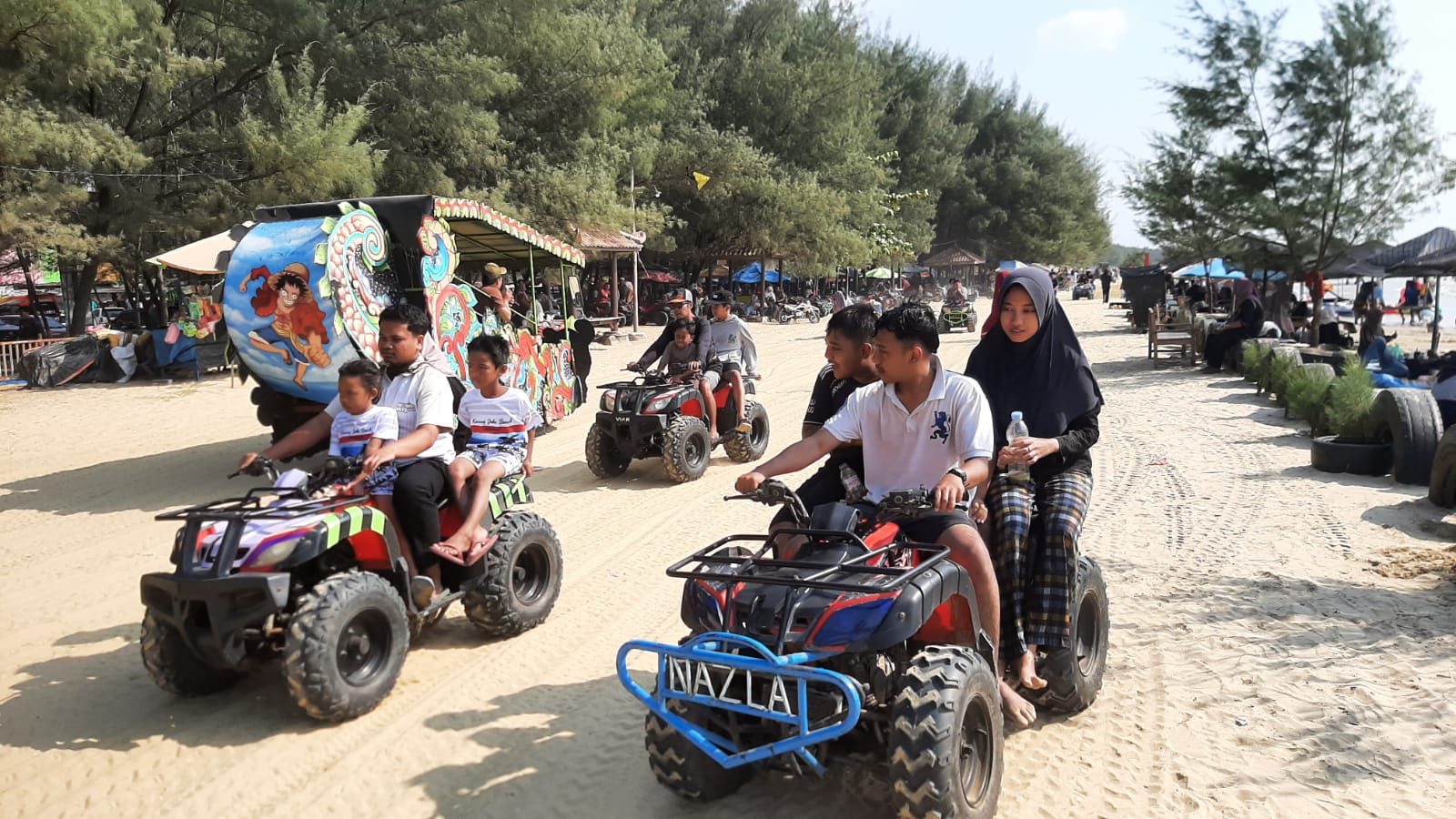 Libur Sekolah. Ribuan Wisatawan Menyemut di Padati Pantai Karang Jahe Rembang