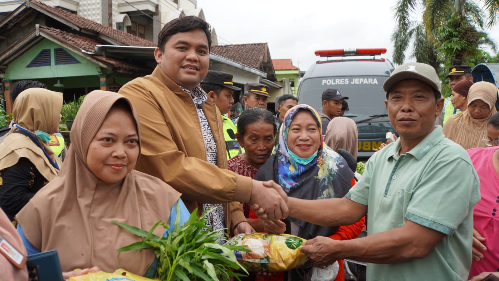 Warga Jepara Korban Bencana  'Dihujani' Beras Bulog 