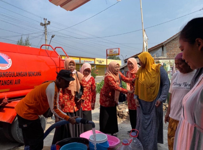 Dharma Wanita BPBD Kabupaten Tegal Beri Bantuan Air Bersih