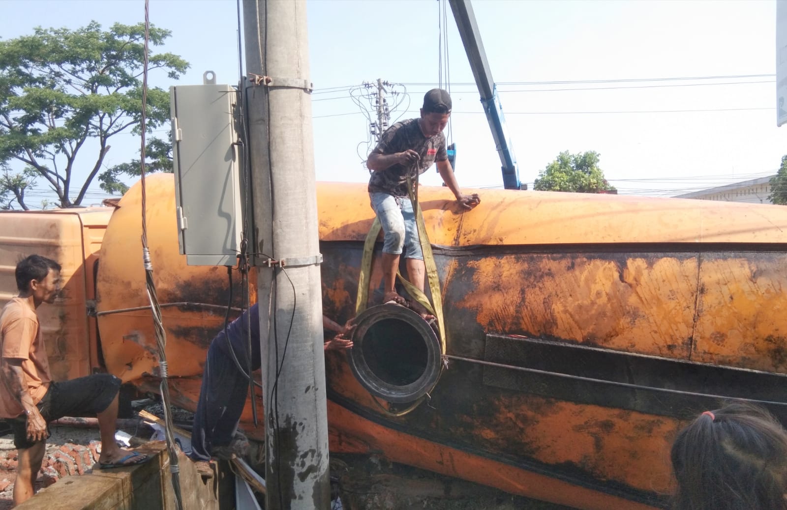 Truk Bermuatan Minyak Goreng Terguling