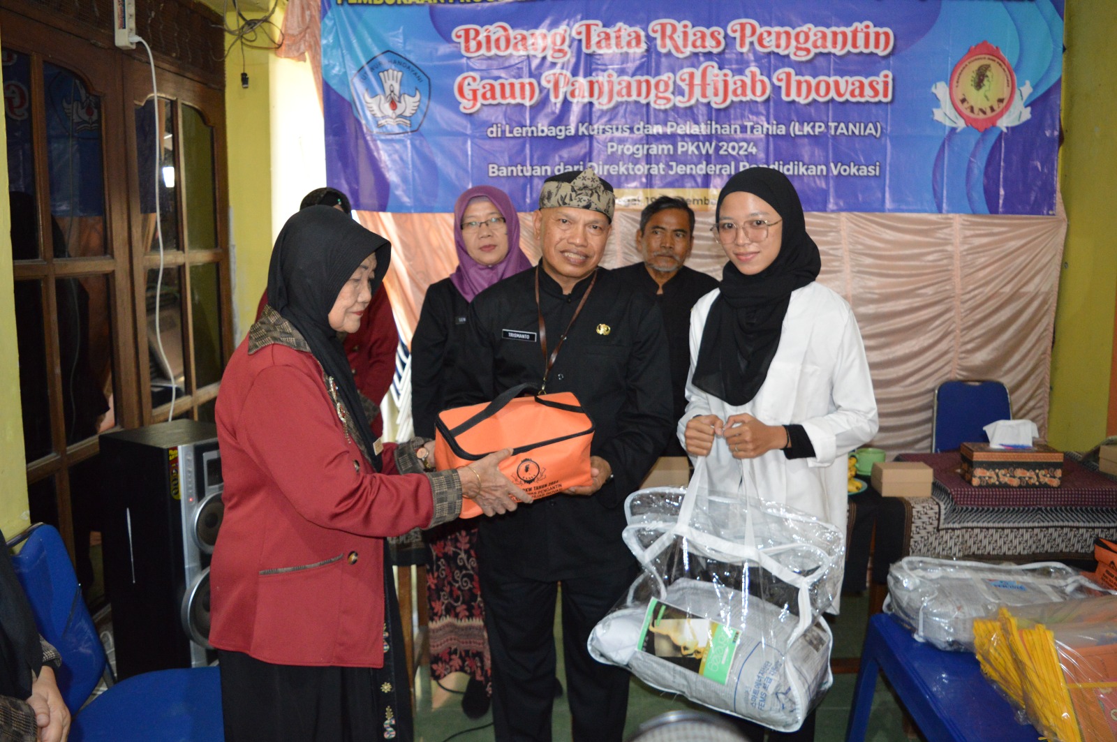 LKP Tania Dapat Program PKW Tata Rias Pengantin 