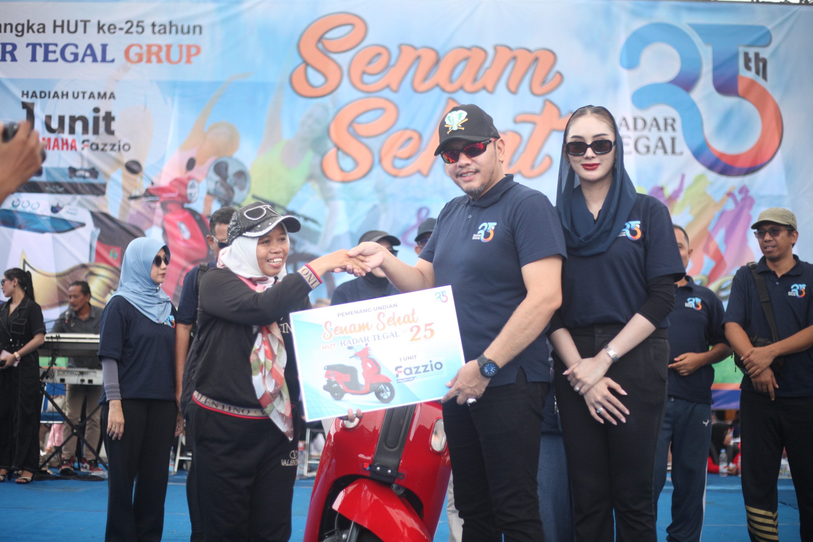 Ribuan Warga Tumplek Blek Ikuti Semarak Senam Sehat HUT ke-25 Radar Tegal