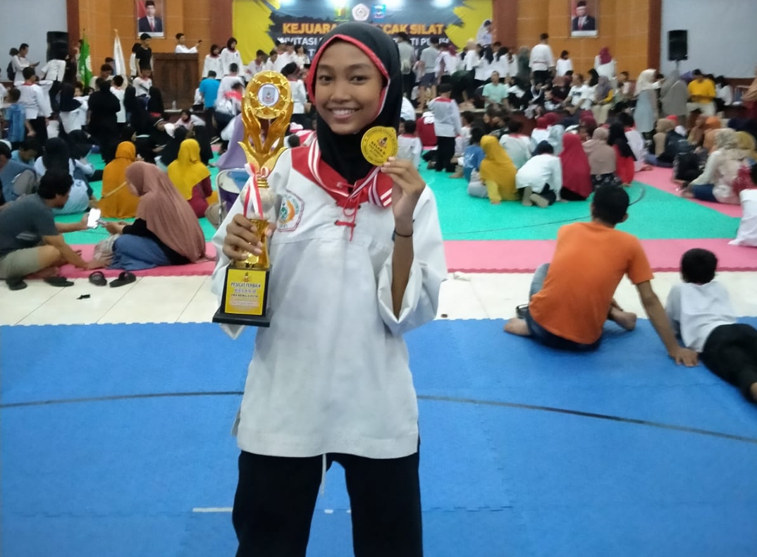 Siswi SMP Negeri 6 Kota Tegal Juara I Pencak Silat Tingkat Jawa Tengah 