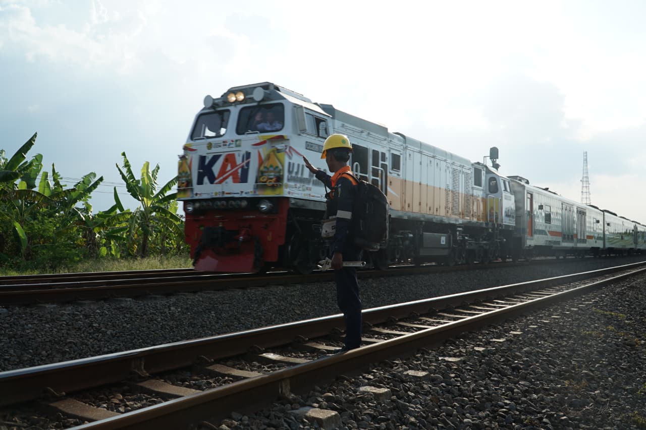 Setiap Hari Susuri Rel 677 Kilometer, 118 Petugas KAI Daop 4 Semarang Jadi Garda Keselamatan Kereta Api