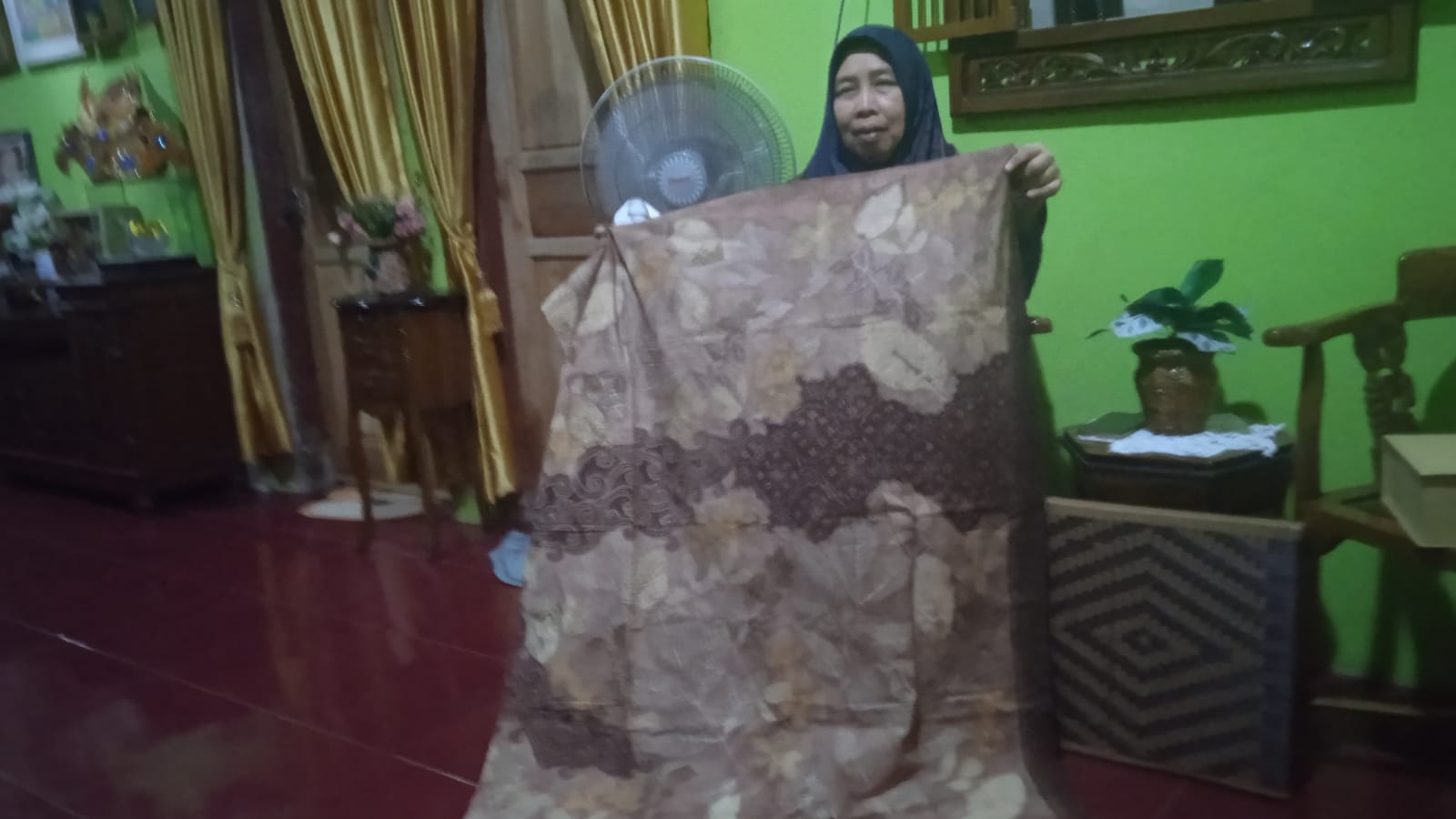 Di Batang, Limbah Bisa Serap Tenaga Kerja di Aulia Nabila Craft 