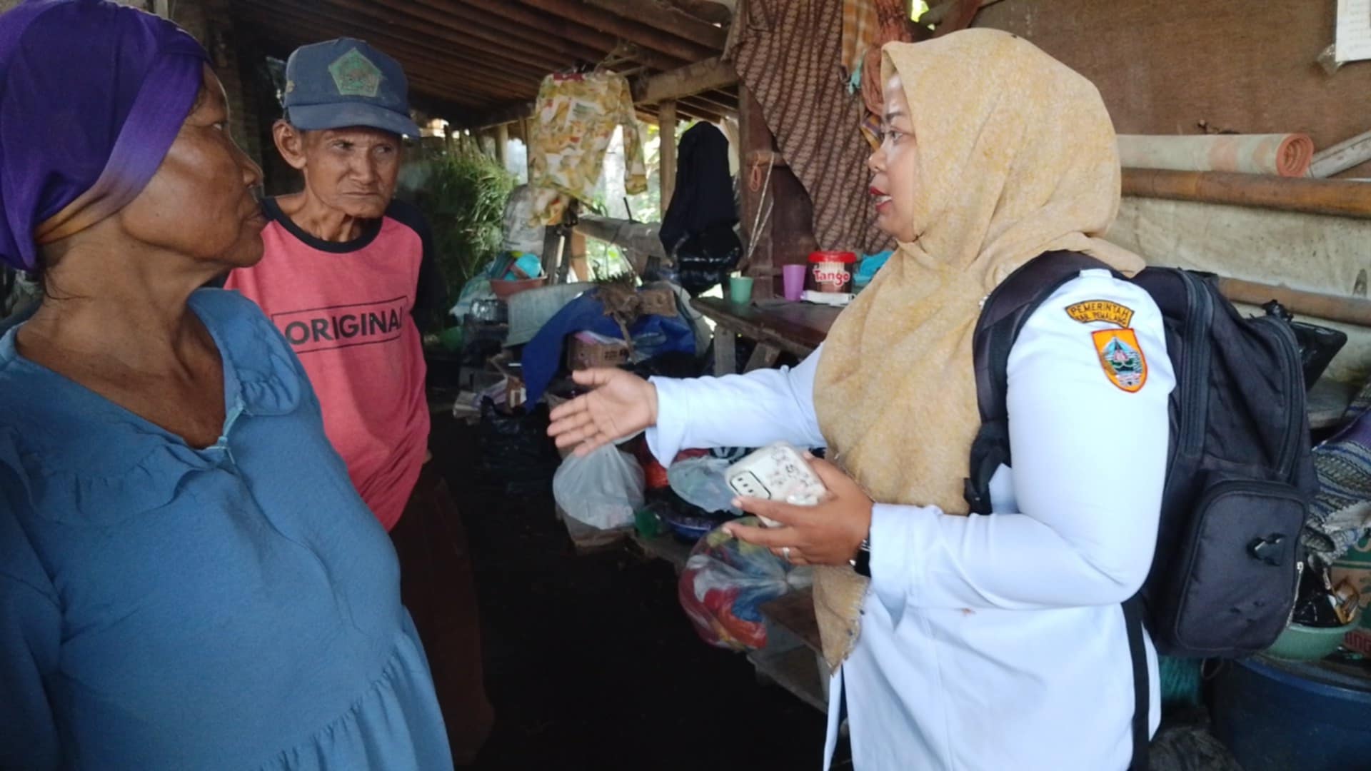 Dinas Sosial KB PP Kabupaten Pemalang Pindahkan Warga Desa Kaligelang yang Tinggal di Kandang Kerbau ke Panti 