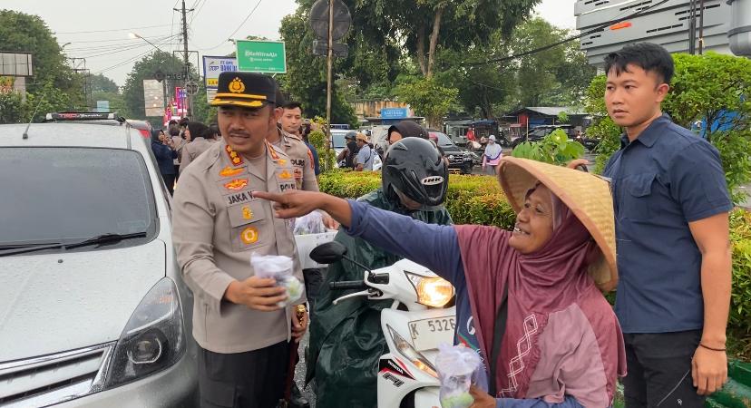 Keseruan War Takjil Polresta Pati, Bagikan Makanan Bukan Surat Tilang di GOR Pesantenan