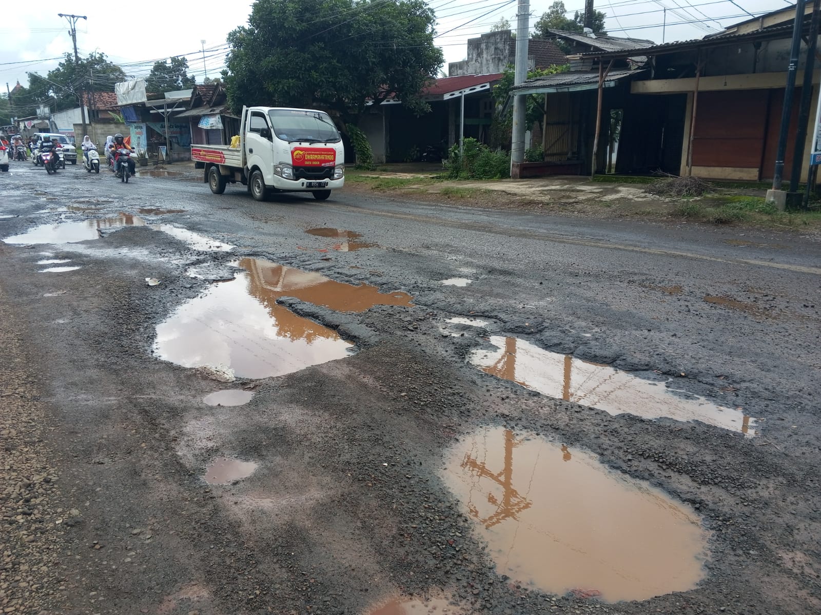 Jalan Berlubang Ancam Nyawa Pengendara, Tim Klinik DPUPR Jepara Tangani Jalan Rusak