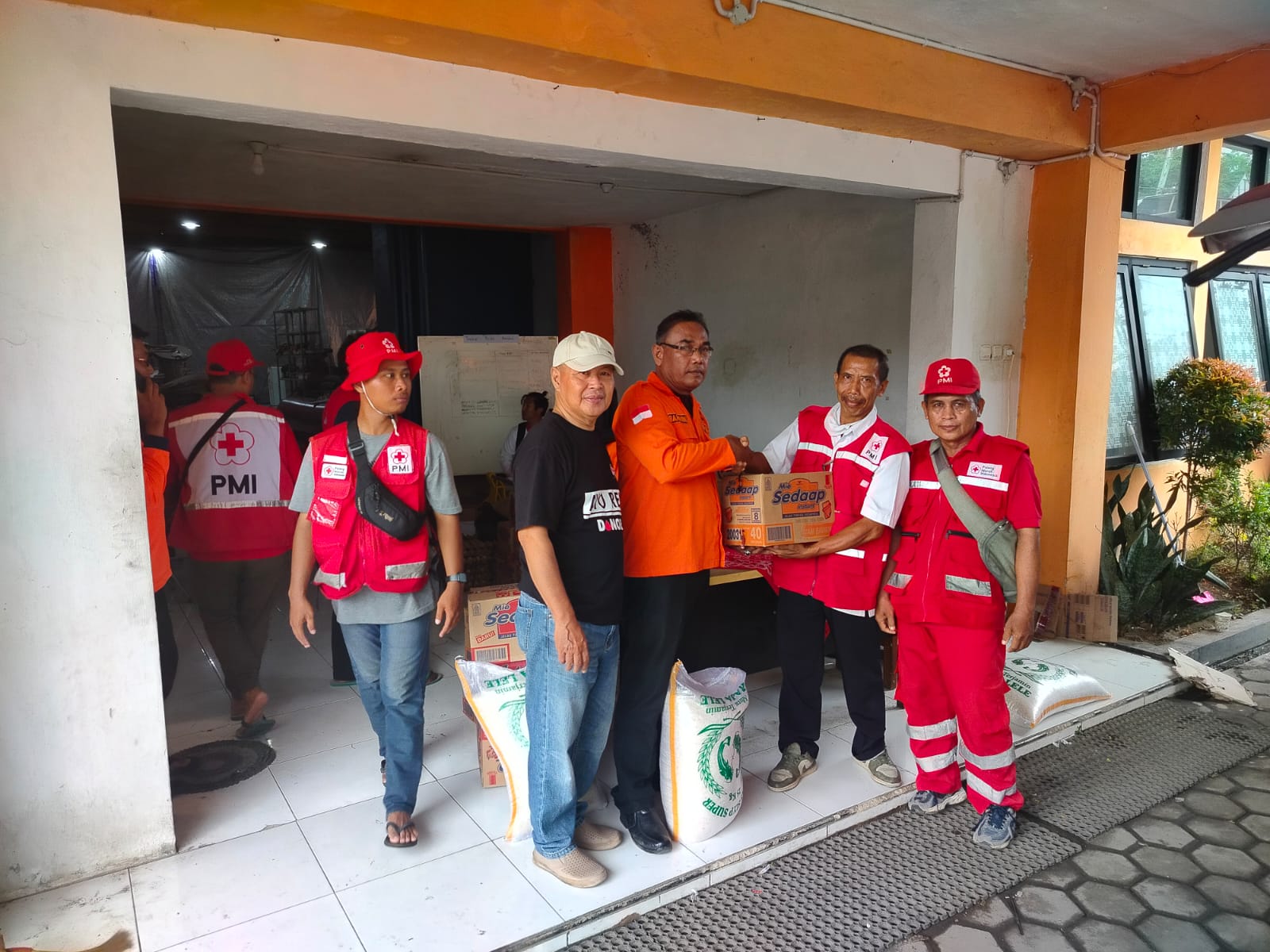 PMI Kota Tegal Bantu Korban Banjir di Kabupaten Brebes 