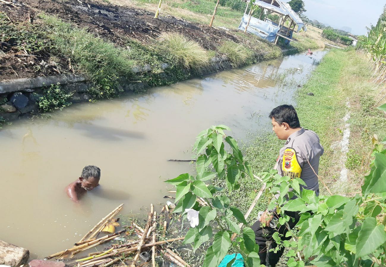 Berendam Selama 2 Hari di Sungai, Kakek di Kabupaten Pemalang Dievakuasi Personel Polres 