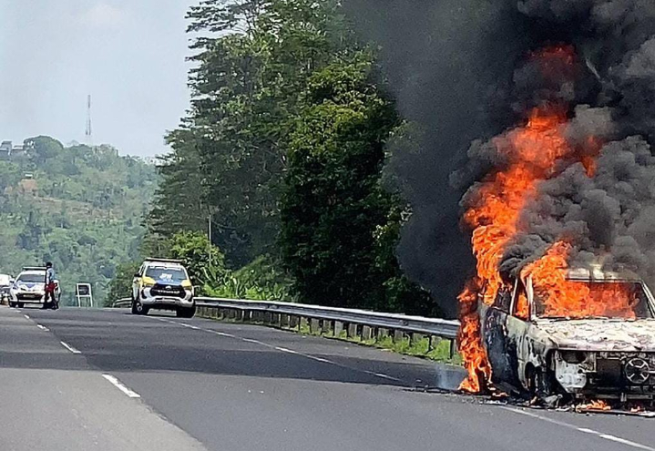 Diduga Konsleting, Minibus Terbakar di Tol Ungaran