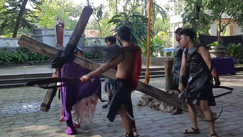 Jalan Salib Kolosal di Semarang, 50 Pemeran Hidupkan Sengsara Yesus Secara Dramatis