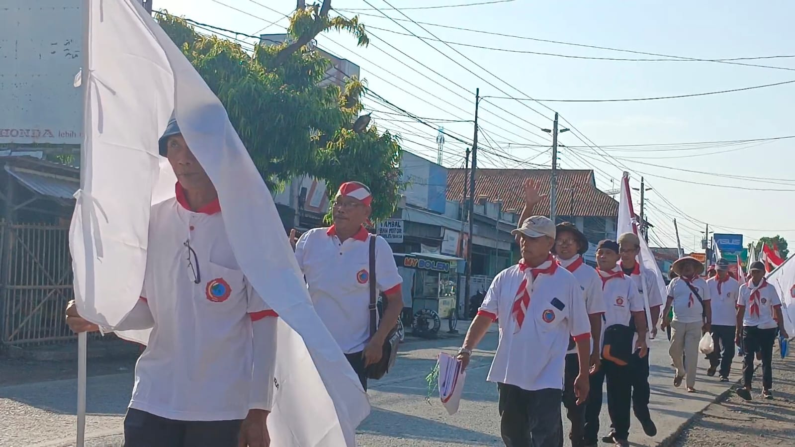 Pensiunan Karyawan BUMN Jalan Kaki Ratusan Kilometer untuk Bertemu Prabowo, Tuntut Uang Pensiun Layak