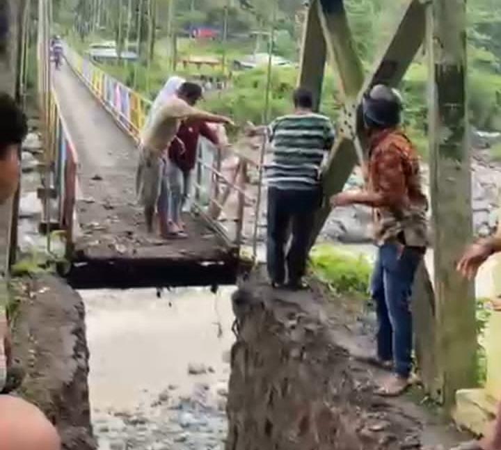Jembatan Amblas Sangkanjaya Tegal Belum Tersentuh, Warga Terpaksa Bertaruh Nyawa