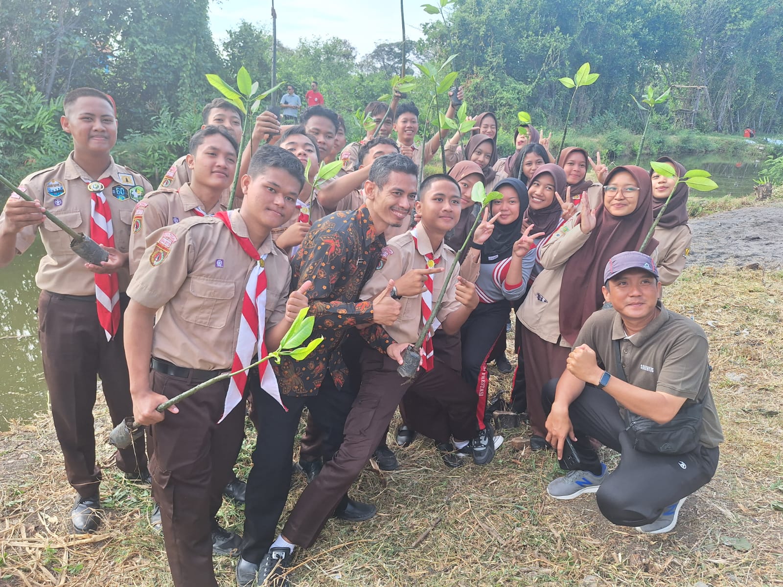 Siswa SMA Negeri 5 Kota Tegal Tanam Mangrove 