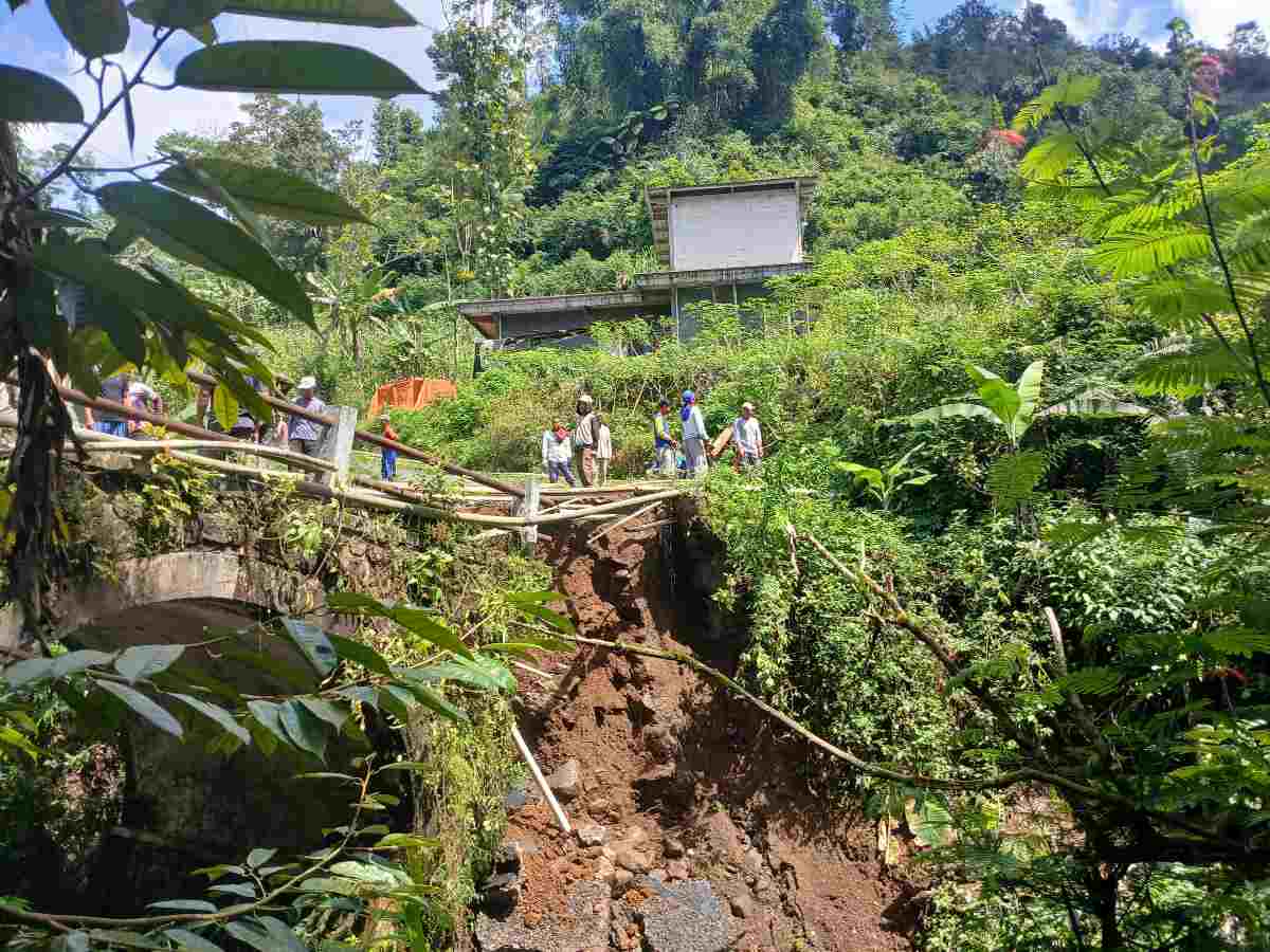 Jembatan Muncar Ambruk, Warga di Wonosobo Bangun Jalur Darurat dari Bambu