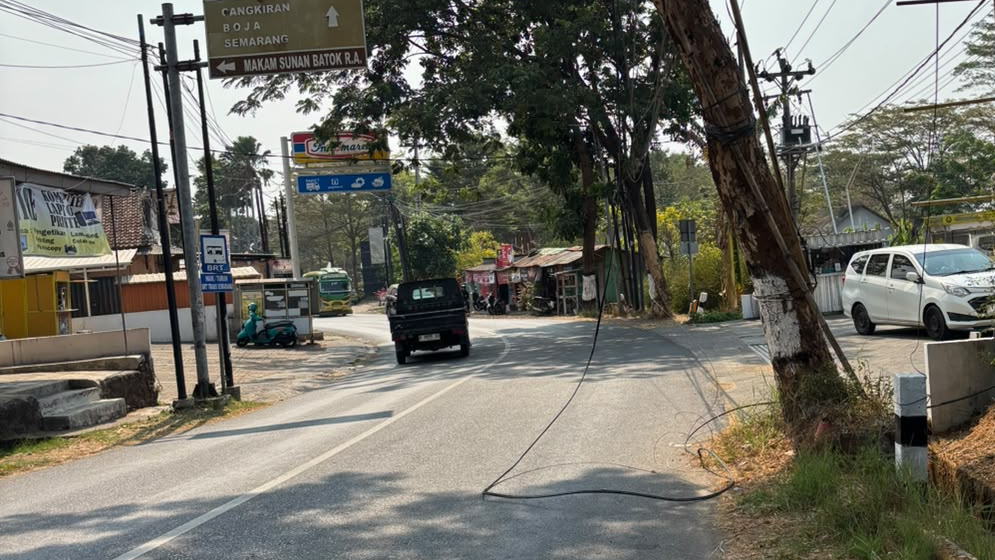 Kabel WiFi Melintang di Jalan Gunungpati-Boja, Pengendara Motor Terjatuh