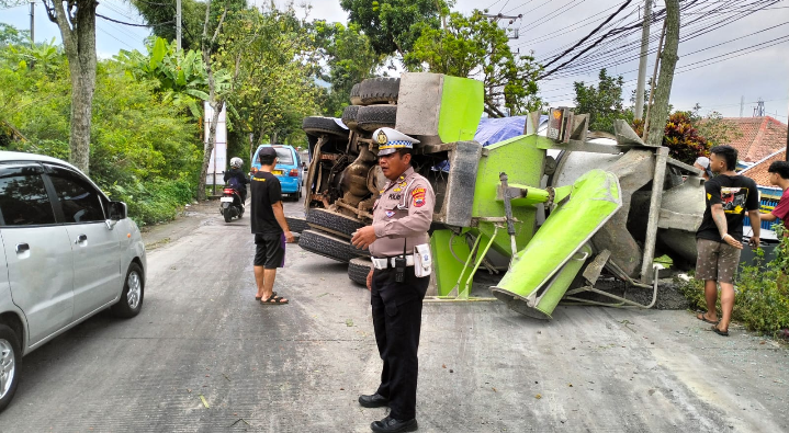 Diduga Alami Rem Blong Truck Hino Terguling di Salatiga, BB Sempat Diselimuti Terpal