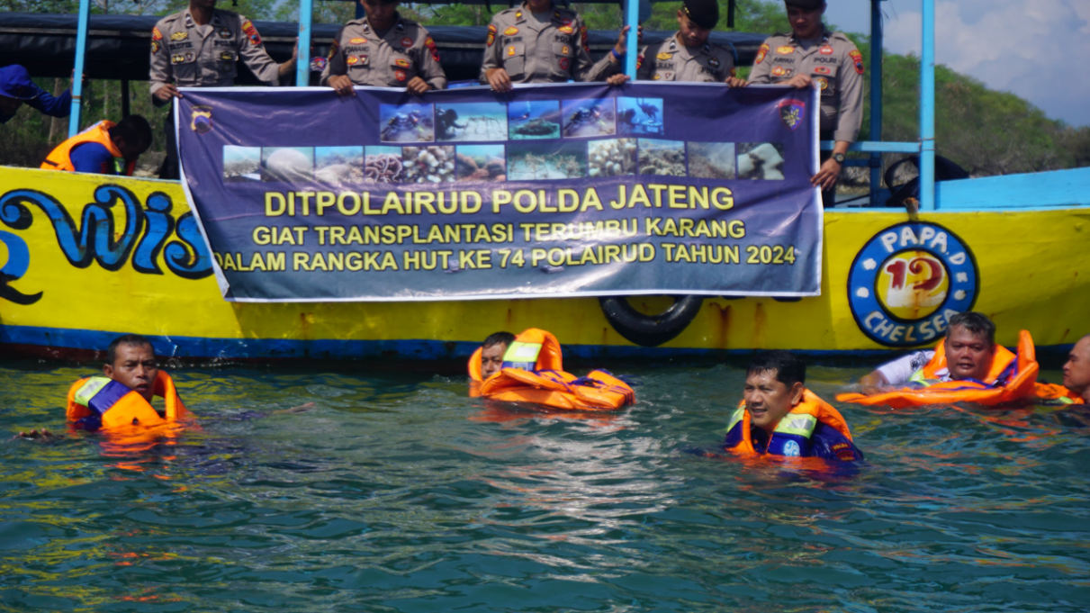 Sambut HUT ke-74, Polairud Polda Jateng Rehabilitasi Terumbu Karang di Karimunjawa