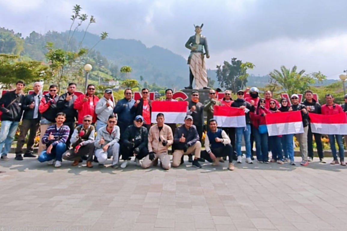 Semarak HUT ke-81 RI, Setwan Jateng Bersama Bikers Bagikan Bendera di Boyolali