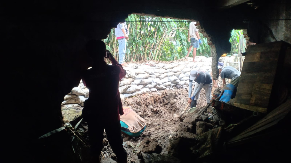 Tanggul Sungai Plumbon Jebol Lagi, Warga Mangkang Kulon Selamatkan Bayi Saat Banjir Setinggi Dada